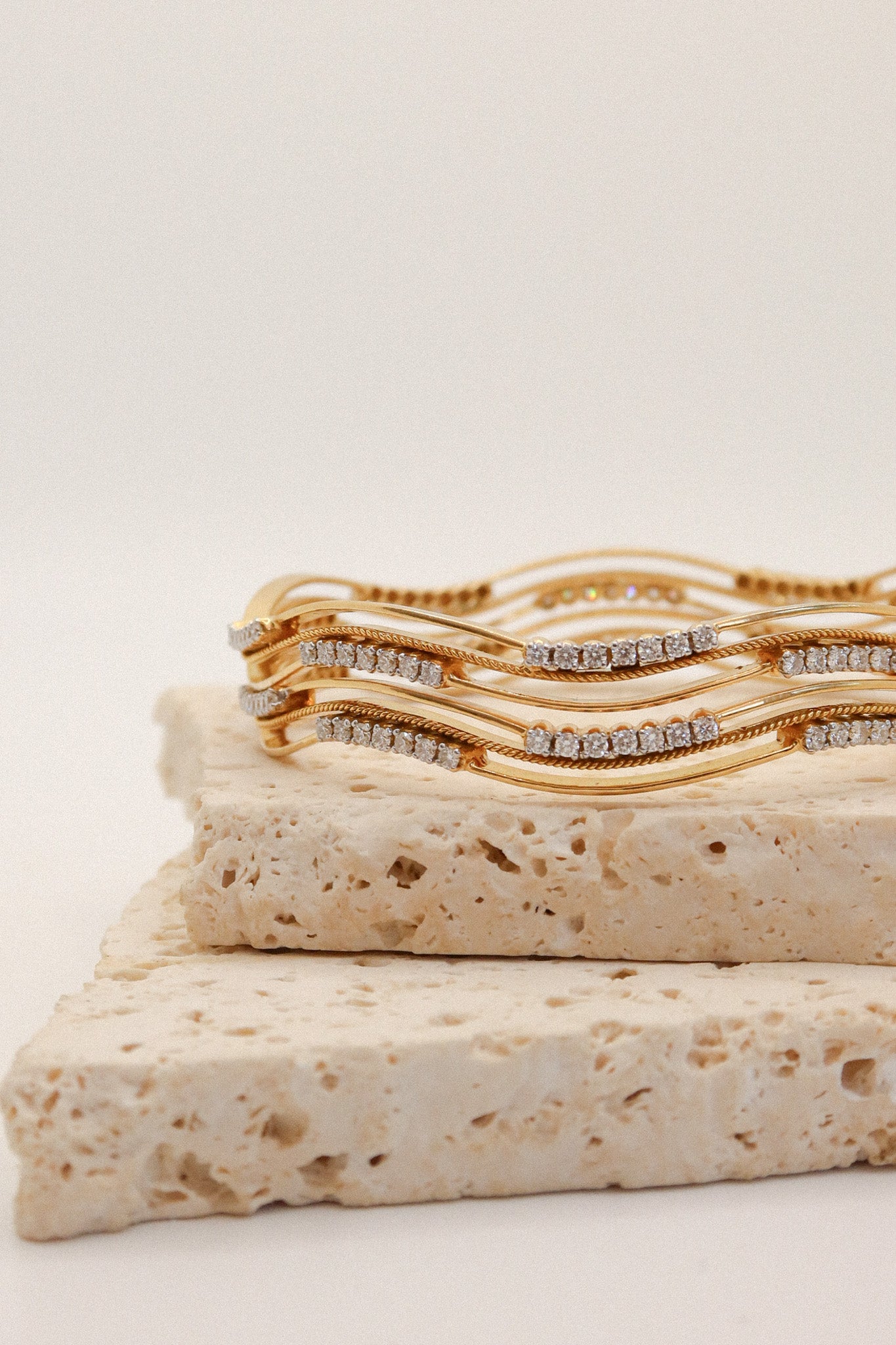 18ct Yellow Gold & Diamond Wavy Bangle