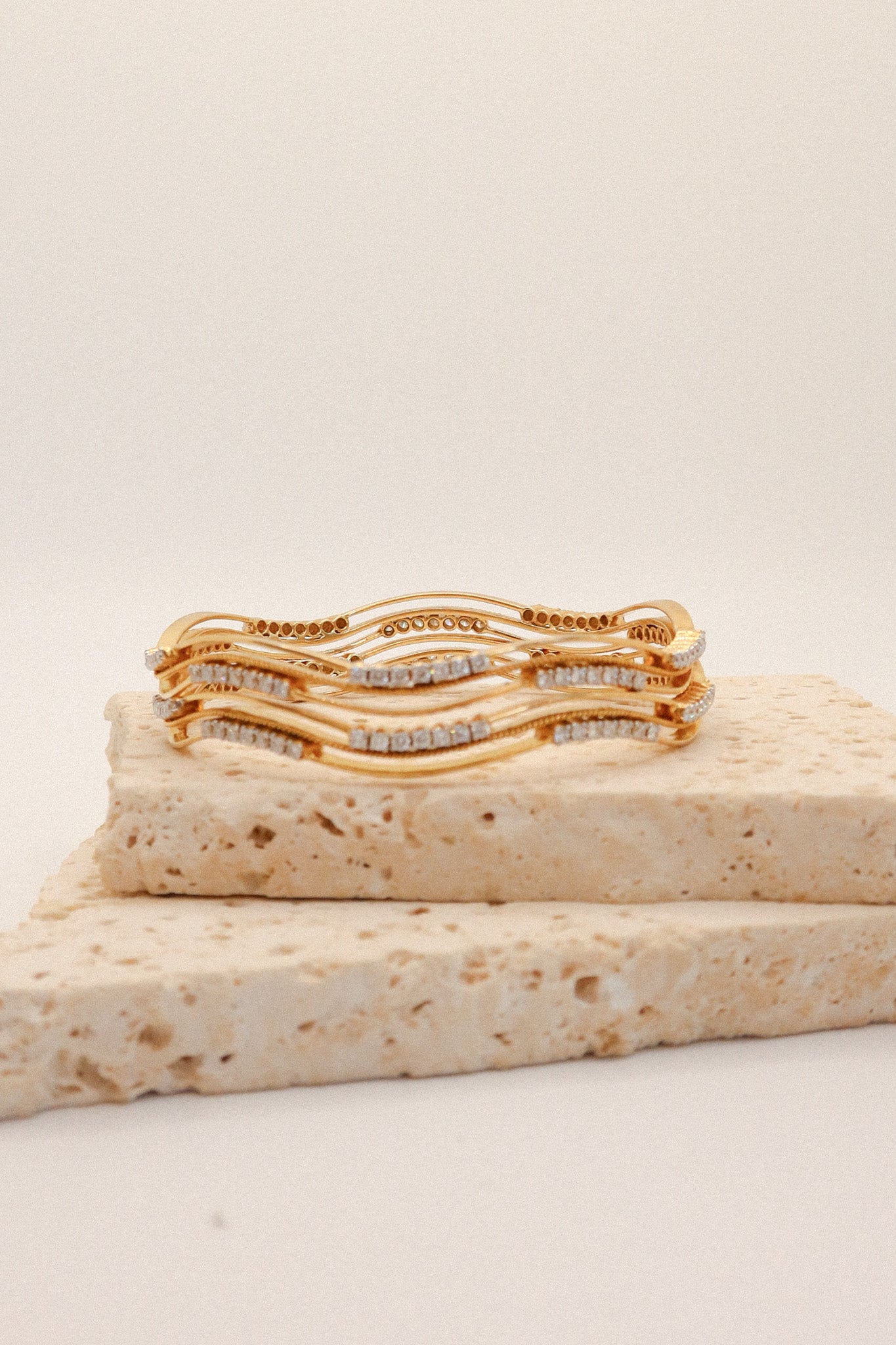 18ct Yellow Gold & Diamond Wavy Bangle