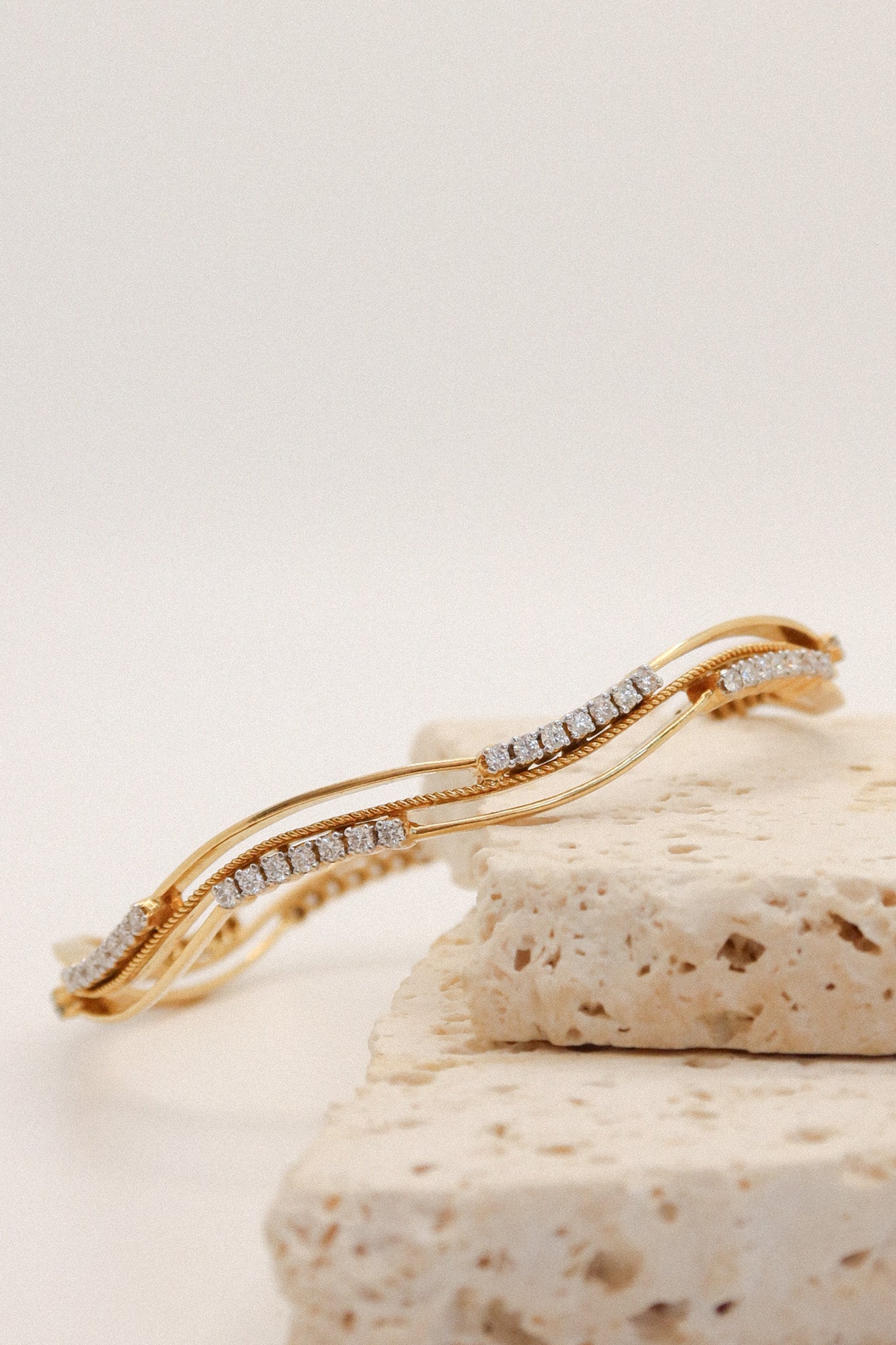 18ct Yellow Gold & Diamond Wavy Bangle