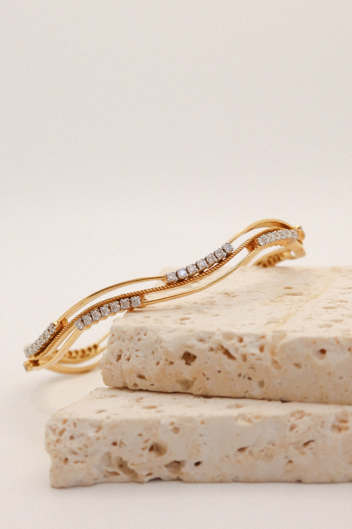 18ct Yellow Gold & Diamond Wavy Bangle