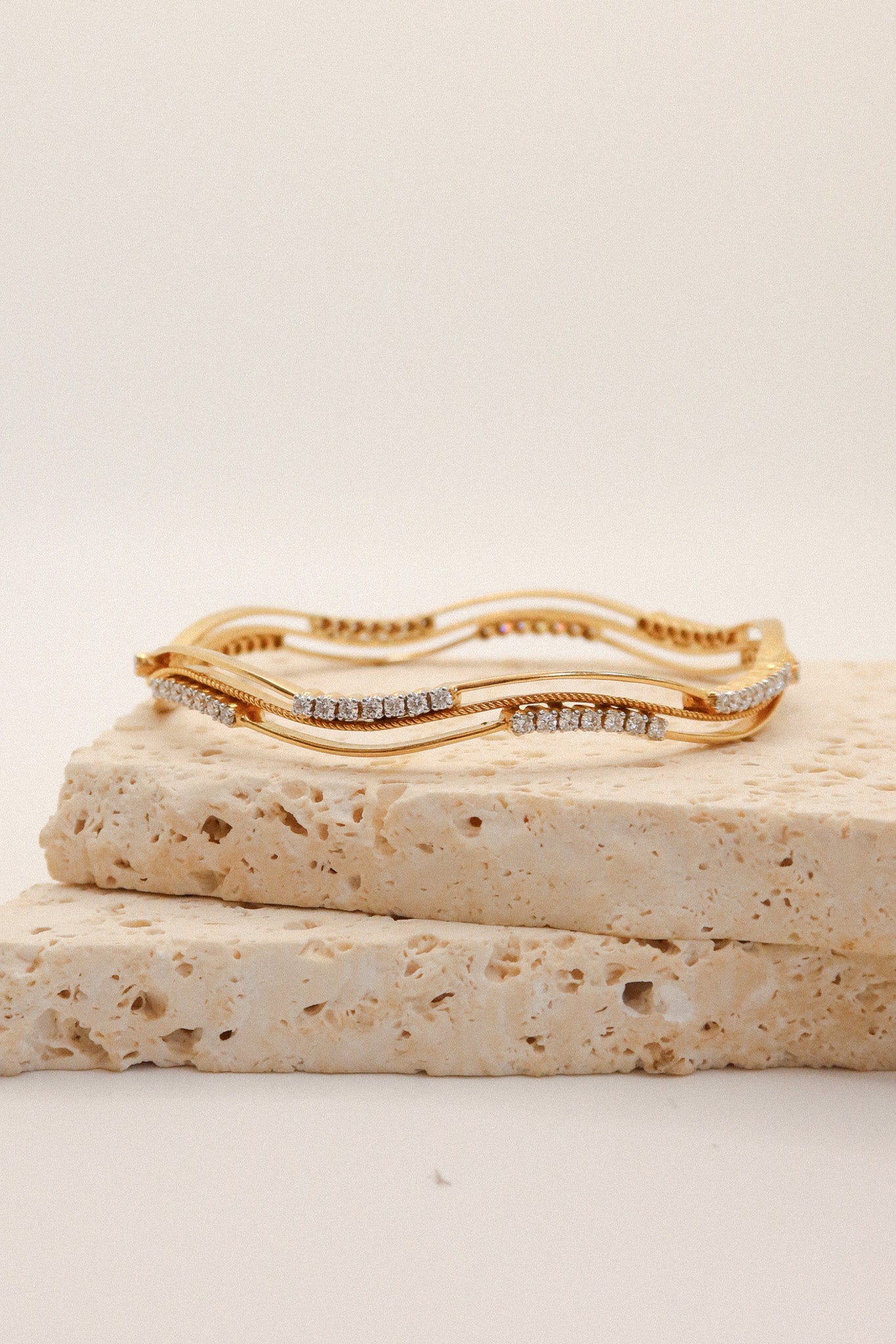 18ct Yellow Gold & Diamond Wavy Bangle