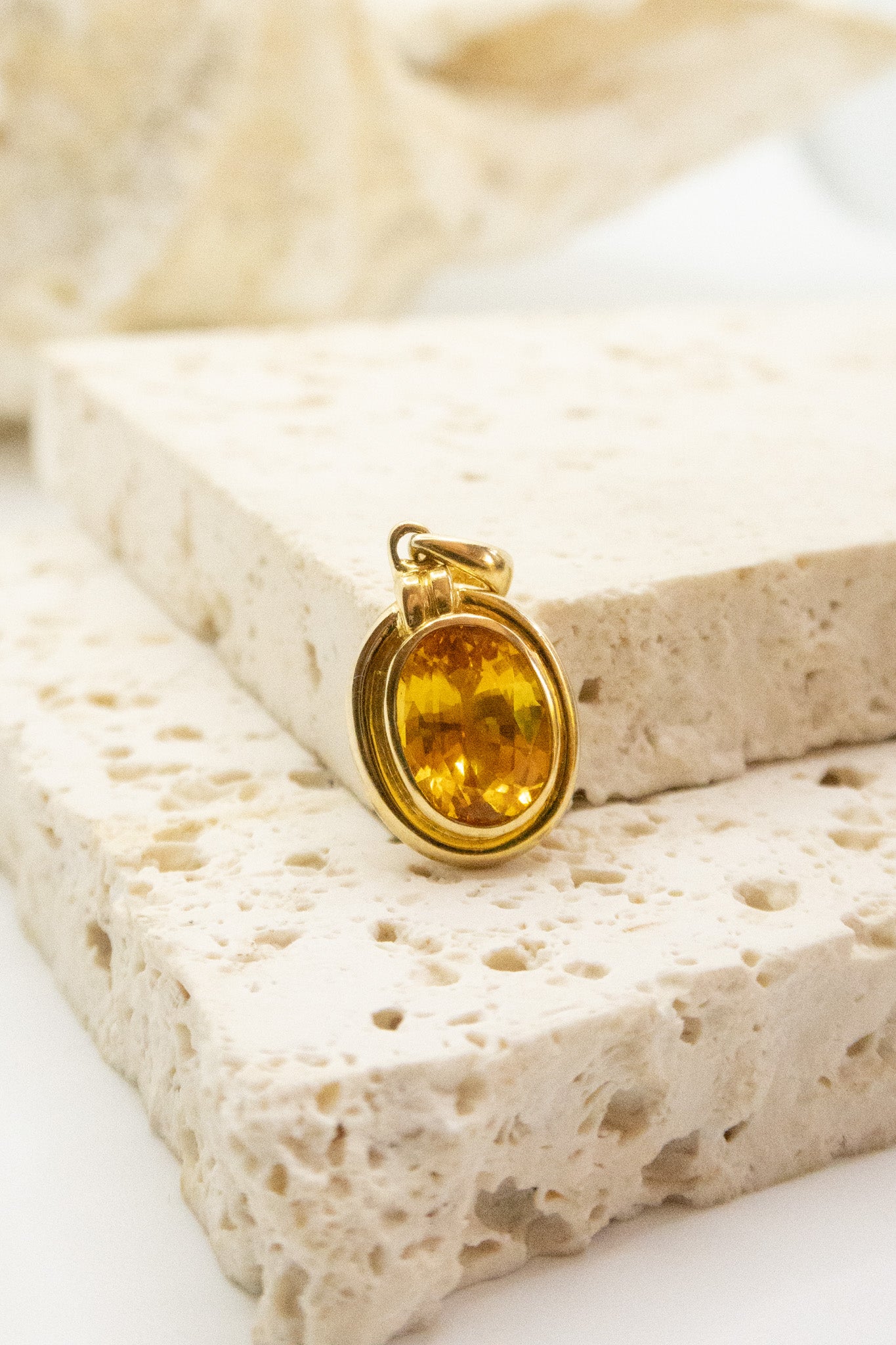 18ct Yellow Gold Yellow Sapphire Pendant